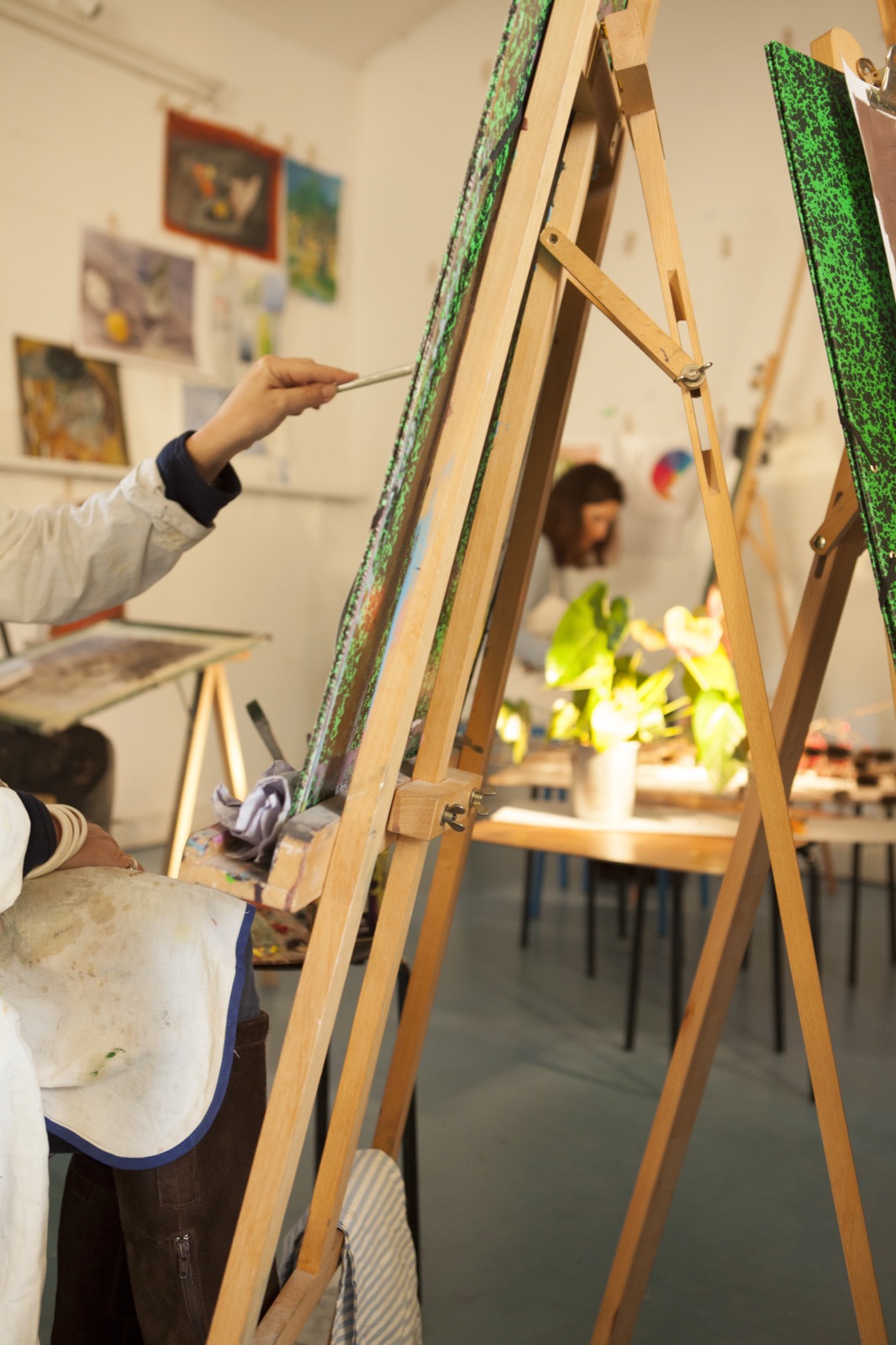 Élève au travail dans le cours de peinture à l'huile – Terre & Feu Maisons-Laffitte